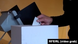 Fotografi ilustruese. Një votues gjatë zgjedhjeve të kaluara në Bullgari.