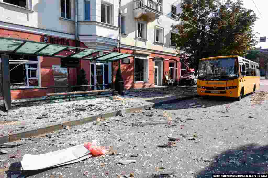 Prizor sa ulice Černihiva nakon ruskog napada. Ovo je&nbsp;grad zelenih bulevara i starih crkava. Oko 145 km sjeverno je udaljen prijestolnice Kijeva.