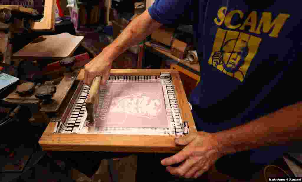 Szitanyomással készítenek Trump-pólót Los Angelesben 2023. augusztus 26-án. Az amerikai letartóztatási fotó, azaz mug shot nyilvános dokumentum, de a szerzői jogok a készítőt, ebben az esetben a Fulton megyei rendőrkapitányságot illetik. A profittermelők tehát elméletileg jogilag megtámadhatók, ugyanakkor az alkotmány alapján sok minden belefér a paródia, a hírérték, a kommentár és a kritika fogalmába