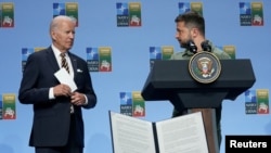 На фото: президенти США і України Джо Байден та Володимир Зеленський на саміті НАТО у Вільнюсі в липні 2023 року. «Я думаю, що Україна стане ще більшою проблемою внутрішніх виборів, ніж це було в 2020 році», – сказав Радіо Свобода один вашингтонський лобіст