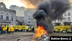 Dühös európai gazdák az EP előtti téren bálákat és gumikat égetnek