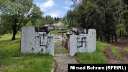 Na ulazu u Partizansko spomen- groblje u Mostaru iscrtani nacistički simboli, 12. maj 2023. godine