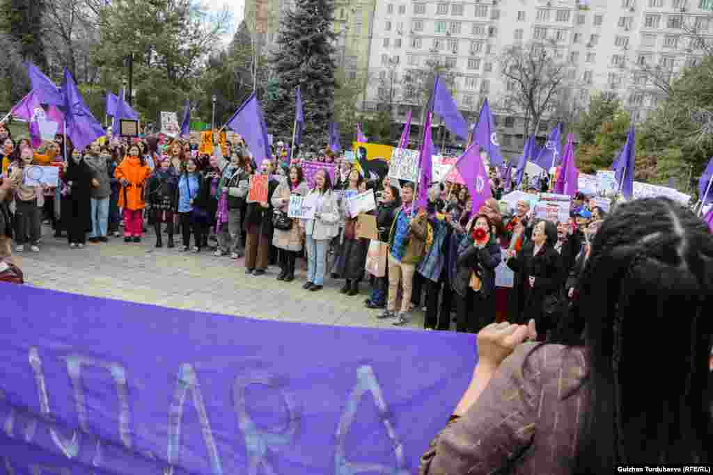 По словам сотрудников скорой помощи, в Кыргызстане наблюдается тенденция увеличения количества фактов семейного насилия, не только по отношению к женщинам, но и в отношении детей. Но эта статистика - только &laquo;вершина айсберга&raquo;.