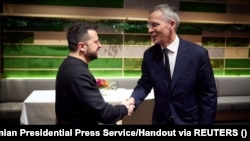 Єнс Столтенберґ і Володимир Зеленський під час зустрічі в Давосі, Швейцарія, 16 січня 2024 року