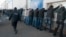 Российская полиция задерживает рабочих-мигрантов во время рейда в Москве. Архивное фото
