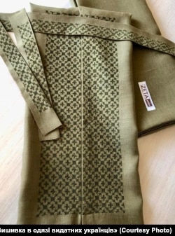 Відтворений орнамент сорочки Степана Бандери