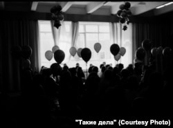 Posljednji dan škole za đake XI razreda. Roditelji i učenici strpljivo čekaju u holu.