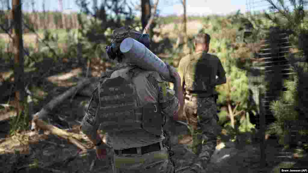 Украински войник носи снаряд, надписан &quot;за Харков&quot;, към гаубица близо до Лиман в района на Донецк в Украйна през август 2023 г. Харков е почти постоянно атакуван от руските сили от началото на непредизвиканата руска инвазия през февруари 2022 г. &quot;Вероятността врагът да го прочете е нищожна. Затова се снимат и пускат в социалните мрежи&quot;, казва Рибакова по повод тези съобщения. &quot;Това е послание, повече към украинското общество, отколкото към врага.&quot;