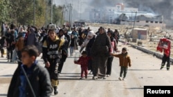 Egyik helyről a másikra kell menekülniük a palesztin családoknak