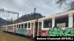 ბორჯომ-ბაკურიანის მატარებელი 4 წელია ბორჯომის დეპოში დგას.