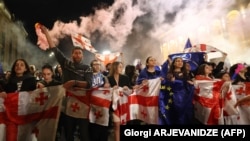 Demonstrantima sa zastavama Gruzije, Evropske unije i NATO-a na protestima protiv usvajanja zakona o "stranim uticajima", Tbilisi, 21. april 2024.