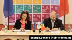 Potrivit ministrului Energiei, Victor Parlicov, rețeaua Republicii Moldova ar trebui să fie integrată în piața energetică a Uniunii Europene din anul 2029. Imagine de la semnarea acordului de împrumut între BERD și R. Moldova.