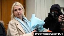 Jekaterina Duntsova razgovara s novinarima ispred Vrhovnog suda u Moskvi, 27. decembar 2023.