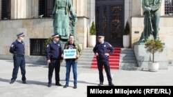 Policija je spriječila Davora Dragičevića da ispred sjedišta predsjednika RS ostavi transparent sa pitanjem 'Ko je ubio Davida', Banjaluka, 18. mart 2024. godine.