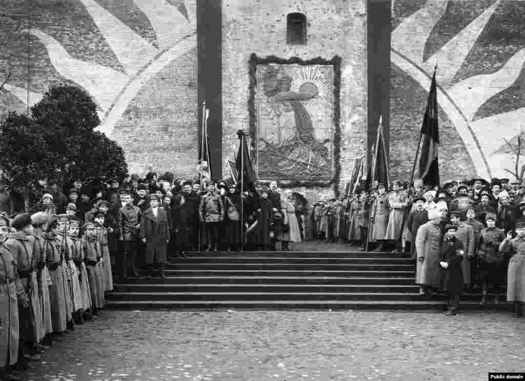 Bolșevicii la inaugurarea unui basorelief comemorativ pe zidurile Kremlinului. În anii imediat următori Revoluției bolșevice din 1917, în zona unde se află mausoleul de astăzi&nbsp; a fost amplasat acest basorelief care îi comemora pe comuniștii morți în timpul Revoluției din 1917 și îngropați în gropi comune la baza zidurilor Kremlinului. În această fotografie din noiembrie 1918, Vladimir Lenin (în centru stânga, cu mâna la șapcă) se află aproape exact pe locul unde va fi așezat cadavrul său îmbălsămat câțiva ani mai târziu.