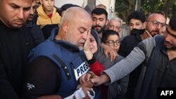 Šef biroa Al Džazire u Gazi, Vael Al Daduh, tokom sahrane njegovog sina Hamze, Gaza, 7. januar 2024.