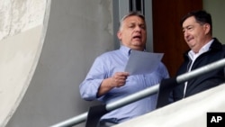 Mađarski premijer Viktor Orban, lijevo, razgovara s Lerincom Mesarošom tokom fudbalske utakmice u njegovom rodnom mjestu Felčut, Mađarska, 19. maja 2019., uoči evropskih izbora 26. maja te iste godine.