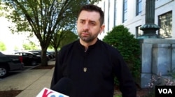 Голова парламентської фракції «Слуги народу» Давид Арахамія під час розмови з «Голосом Америки»