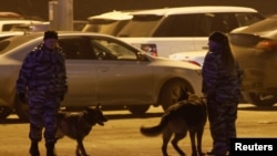 Орусиянын полициясы кол салуу болгон жерде. 22-февраль, 2024-жылы. 