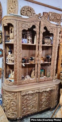 Një vitrinë druri e gëdhendur me motive floreale në të cilën autori Pirro Icka ka punuar 3 vjet.