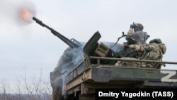 Militari ruși trag cu un tun automat antiaerian ZU-23 montat pe un camion Ural, pe 3 ianuarie 2024.