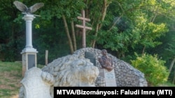 A Csókakő vára alatti Nagy-Magyarország tér szoboregyüttese a Magyar Királyi Csendőrség dicsőségének emléket állító oroszlánszobor, a turulmadár szobra, valamint Horthy Miklós szobra 2020. augusztus 9-én