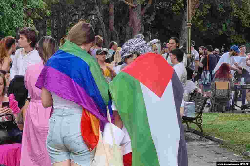 Pored zastava u duginim bojama, kod nekih učesnika su se mogle vidjeti i palestinske zastave kao znak podrške tamošnjim ljudima.