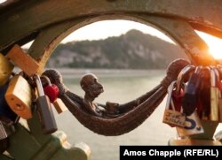 Правитель Австро-Угорщини Франц Йосиф відпочиває у гамаку на мосту Свободи в Будапешті. Роботу Колодко розмістив у 2021 році, до 125-ї річниці відкриття мосту