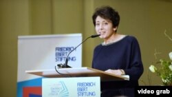 گلینه عطایی در مراسم دریافت جایزه