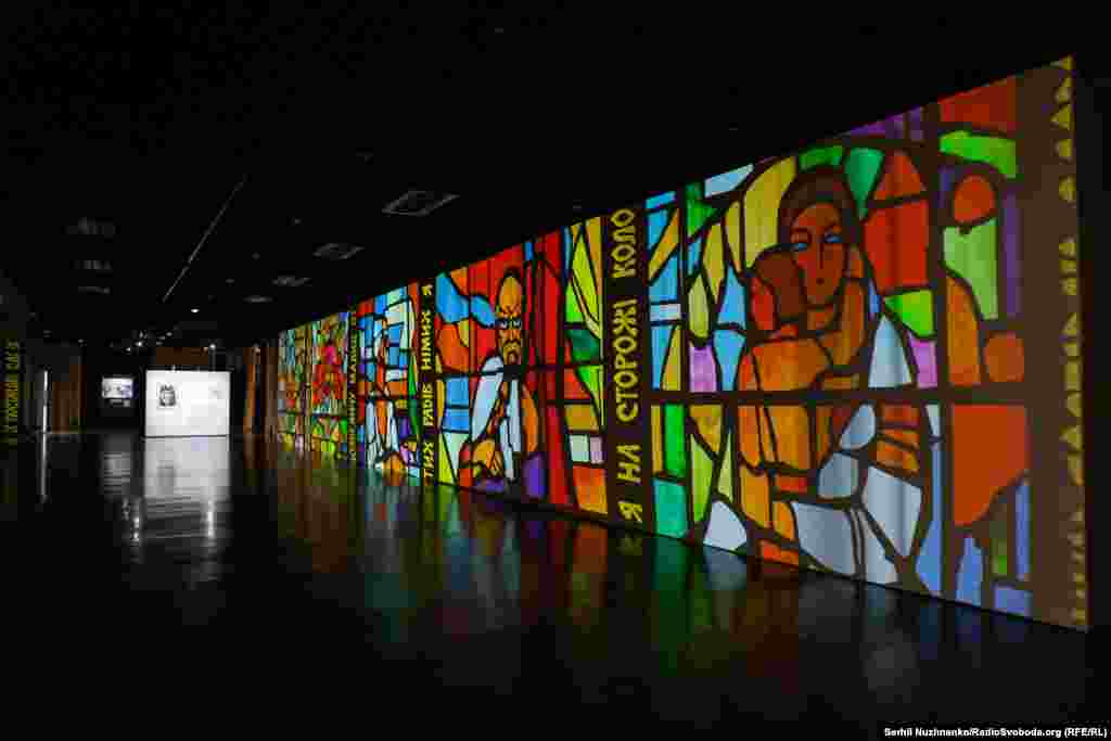 Спеціально для виставки сучасні українські митці Олексій Сай і Микола Марусик створили відеосвітлову інсталяцію за мотивами знищеного 60 років тому вітража &laquo;Шевченко. Мати&raquo;