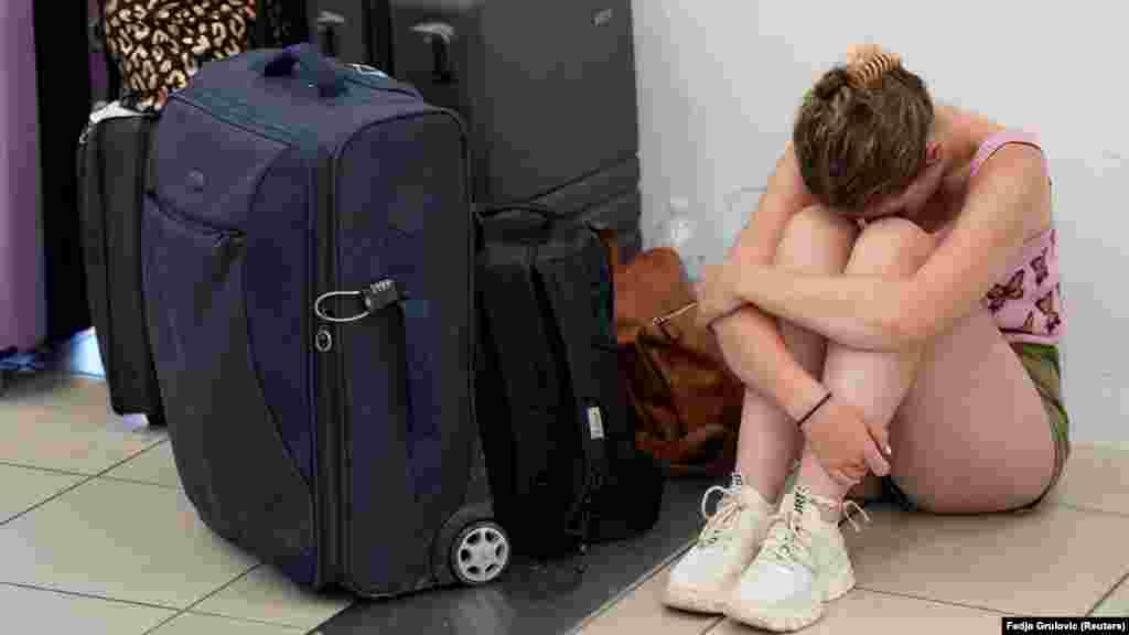 Rodoszon kimerült utasok alszanak a repülőtér padlóján, míg mások az ajtó előtt állnak sorba indulásra várva. Az evakuálás nemcsak fizikailag, hanem érzelmileg is megterhelő volt &ndash; mondják. Beszámolók szerint az utakat döglött állatok, megfeketedett fák és kiégett autók szegélyezik