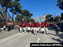 Banda Frymore e Ushtrisë së Shqëipërisë duke parakaluar në Bulevardin “Dëshmorët e Kombit”.