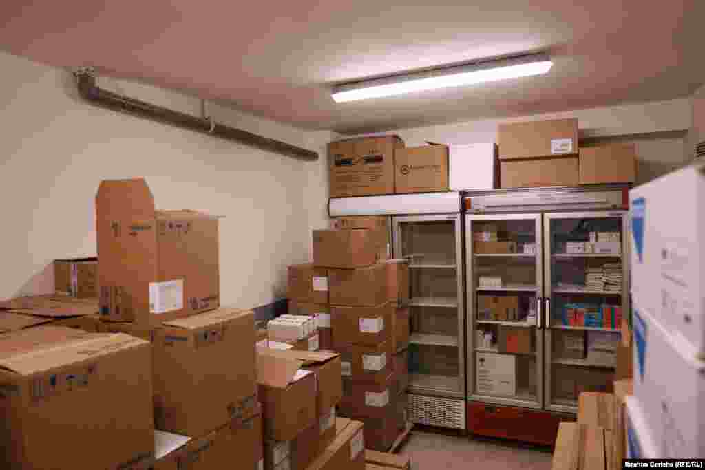 Lekovi u odeljenu za narkotike. Apoteku čini šest odeljenja: za narkotike, za anestetike, za specifične terapije i citostatike, za potrošni medicinski materijal, za infuziju, kao i odeljenje za hirurških igle, dezinfekciona sredstva i druge proizvode.