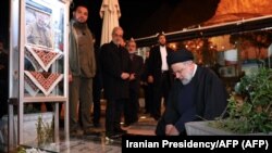 Iranski predsednik Ebrahim Raisi na grobu generala Revolucionarne garde, Kasema Solejmanija, 5. januar 2024.