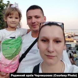 Олег Чернишов з дружиною та донькою