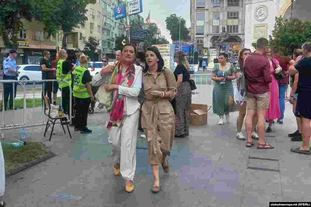 Već od 18 sati bio je vidljivo povećan broj prisutnih u parku &quot;Žena borac&quot;. Objektiv Radija Slobodna Evropa uhvatio je i poslanice Saveza socijaldemokrata Makedonije (SDSM) Jovanu Trenčevsku i Biseru Kostadinovsku &ndash; Stojčevsku.