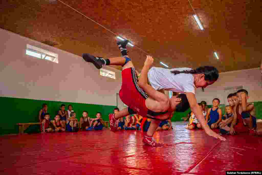Želi pohađati školu hrvanja za žene u prijestolnici Biškeku.