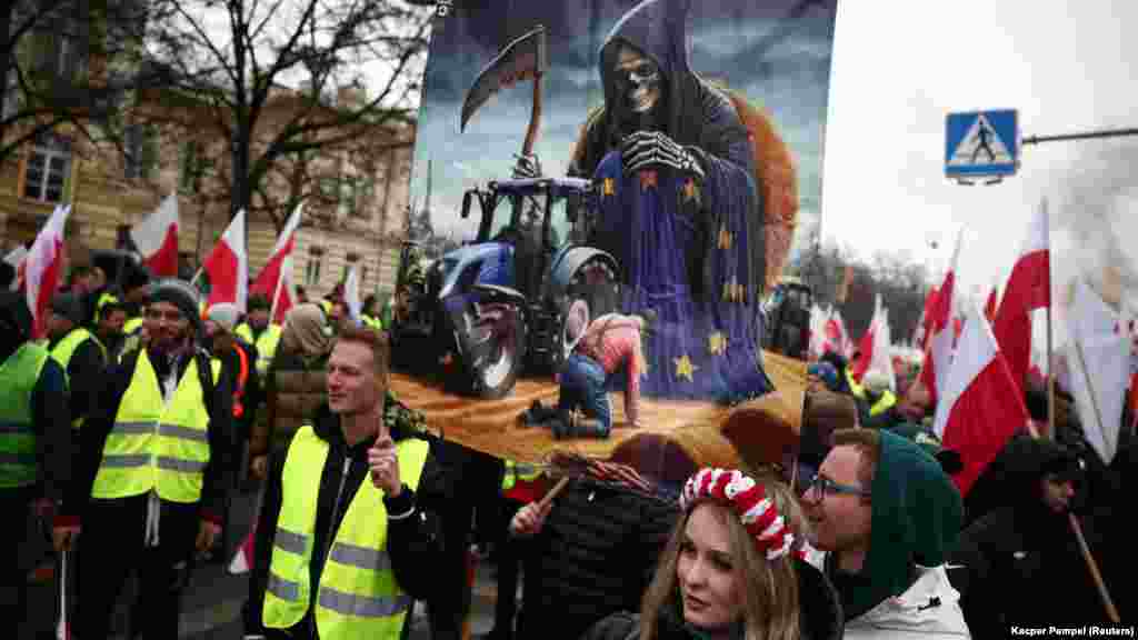 Tüntetők Donald Tusk lengyel miniszterelnök varsói irodája előtt március 6-án.&nbsp;A gazdák azt követelik, hogy vessenek véget az éghajlatváltozás elleni küzdelemre irányuló uniós Green Deal terv által rájuk rótt korlátozásoknak és pluszköltségeknek