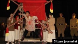 "Жусуп" спектакли коюлуп жатканда тартылган сүрөт. 