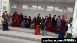 Женщины на остановке общественного транспорта. Ашхабад, март, 2024.  