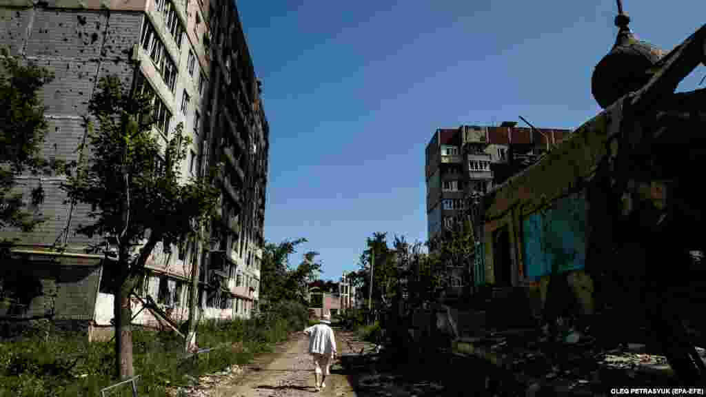 Svitlana străbate peisajul devastat al cartierului e, distrus aproape în întregime de la invazia Moscovei.