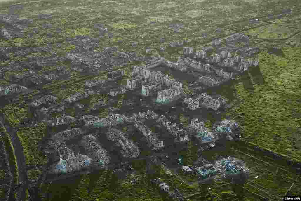 До: Центральна площа Мар&#39;їнки в серпні 2014 року, коли в місті Донецької області проживали кілька тисяч людей. Після: зруйноване передмістя Мар&#39;їнки у травні 2023 року. На момент захоплення Мар&rsquo;їнки російськими військами у грудні 2023 року головнокомандувач ЗСУ Валерій Залужний заявив, що міста &laquo;більше не існує&raquo;