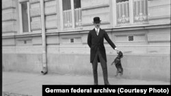 ფრიდრიხ ვერნერ ფონ დერ შულენბურგი თავის ძაღლთან – ზეპლთან ერთად გერმანიის საკონსულოს წინ თბილისში (ფოტო გადაღებულია 1911-1914 წლამდე პერიოდში, შულემბურგის კონსულობის დროს), გერმანის ფედერალური არქივი.