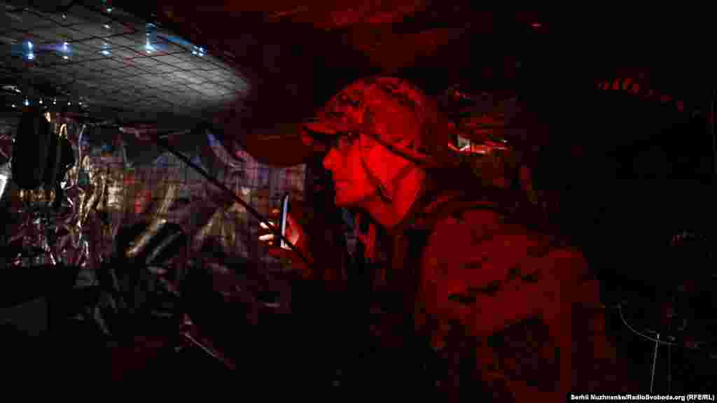 Volodimir pokazuje malenu zemunicu od nekoliko četvornih metara u kojoj vojnici borave.