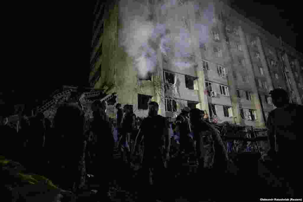 Spasioci i volonteri na mjestu gdje se nalazi restoran i tržni centar. Rusija poriče da je gađala civilne lokacije u &quot;specijalnoj vojnoj operaciji&quot;, kako nazivaju invaziju na Ukrajinu. &nbsp;