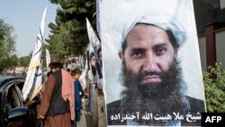 Poster talibanskog vrhovnog vođe Hibatulaha Ahundžade uz cestu u Kabulu 14. 8. 2023.