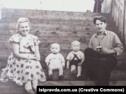 Активна учасниця Норильського повстання Ангеліна Петрощук (1925 р.н.) із чоловіком і дітьми, 1960-ті роки
