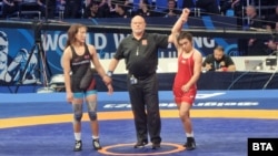 Съдията обявява Мими Христова (дясно) за победител в схватката с Тювшиняргалин Енкин