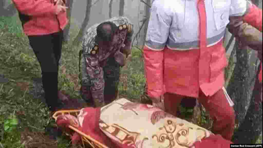 Na drugom video snimku vidi se kako spasioci izvlače tijela na mjestu nesreće. &nbsp;