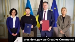 Президент України Володимир Зеленський і прем’єр-міністр Бельгії Александр Де Кроо (праворуч) після підписання двосторонньої Угоди про співробітництво у сфері безпеки та довгострокову підтримку. Брюссель, 28 травня 2024 рок